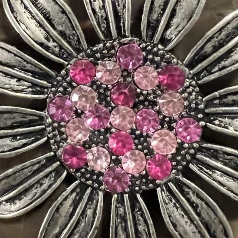 Vintage Silver Metal Circular
Flower Pink Rhinestones Brooch
Pin Novelty Jewelry - Picture 3 of 3
